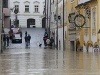 HANNOVER - Intenzívne zrážky a ich dôsledky sužujú viaceré oblasti Nemecka. V Dolnom Sasku majú záchranári plné ruky práce s odčerpávaním vody z pivníc a zaplavených ulíc, upevňovaním hrádzí a vykladaním vriec s pieskom pozdĺž vodných tokov, ktoré už opustili korytá alebo pri ktorých to hrozí. Nemcom robia vrásky na čele silné dažde: Ich vyústením sú povodne