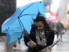 BRATISLAVA - Slovenský hydrometeorologický ústav (SHMÚ) vydal na pondelok a utorok výstrahu prvého stupňa pred vetrom. Tento stav má trvať od pondelka 9:00 do utorka do približne 16:00. Na hrebeňoch hôr sa miestami očakáva vietor v nárazoch 26 až 33 m/s. Jar sa k nám zatiaľ nechystá: SHMÚ varuje pred silným vetrom, ešte sa ochladí!
