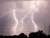 BRATISLAVA - Výstrahu prvého stupňa pred búrkami pre oblasť západného Slovenska vydal nadnes Slovenský hydrometeorologický ústav (SHMÚ). SHMÚ vydalo vyrovanie: Pre západné Slovensko platí výstraha 1. stupňa pred búrkami