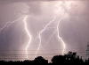 BRATISLAVA - Meteorológovia aj dnes varujú pred búrkami. Výstraha Slovenského hydrometeorologického ústavu (SHMÚ) prvého stupňa platí dnes do 20. h pre celé územie Slovenska. Meteorológovia varujú pred búrkami celé Slovensko: Výstraha platí do večera!