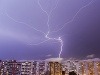 BRATISLAVA - Stredajšie (30.7.) búrky si v Bratislavskom kraji vyžiadali viacero zásahov hasičov. Tí do neskorých nočných hodín pomáhali pri odčerpávaní vody zo zatopených pivníc, rodinných domov, podjazdov a ulíc, odstraňovali padnuté stromy a stĺpy cez komunikácie. Zasahovali aj pri odtrhnutej streche v Slovenskom Grobe. Búrky v Bratislave si vyžiadali viacero zásahov hasičov