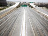DALLAS - Americké štáty Texas a Oklahoma zasiahla búrka s mrznúcim dažďom, ktorá priniesla do oblasti nezvyčajne chladné teploty. Medzinárodné letisko v Dallase muselo v sobotu zrušiť skoro 1000 letov a v odletových halách tak uviazlo asi 5000 pasažierov. Americké mestá zasiahol mrznúci dážď, zrušili tisíce letov