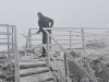 BRATISLAVA - Slovenský hydrometeorologický ústav už vo svojich víkendových predpovediach informoval o možných snehových zrážkach. Očakávania sa stali realitou a prvý, predpokladá sa že trvácnejší sneh, už napadol. Na Lomnickom štíte podľa všetkého začala naozajstná zima. V Tatrách už napadol sneh: FOTO Predstavujeme vám prvého snehuliaka sezóny!