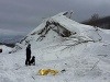 BERCHTESGADEN - Prvé lavínové nešťastie novej sezóny v Berchtesgadenských Alpách v pohraničí Nemecka a Rakúska si vo štvrtok vyžiadalo hneď prvú obeť. Alpy postihla prvá smrteľná lavína sezóny: Rodina neurobila jedinú chybu, aj tak prišli o syna