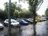BRATISLAVA - Východné časti Slovenska môžu dnes počas druhej polovice dňa zasiahnuť búrky s krúpami. Upozorňuje na to Slovenský hydrometeorologický ústav (SHMÚ), ktorý v tejto súvislosti vydal výstrahu prvého stupňa. Slováci, pozor! Blíži sa ďalšia búrková vlna: Východ čaká meteorologický babylon