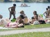 BRATISLAVA – Kúpacia sezóna je už v plnom prúde a horúčavy lákajú vyzliecť sa do plaviek. Na Slovensku máme podľa hygienikov množstvo plôch vhodných na letnú rekreáciu. Pozrite si najnovšie výsledky porovnania kvality vody na najznámejších prírodných a umelých kúpaliskách. Veľké porovnanie slovenských kúpalisk! Sezóna odštartovaná, tu sa vode radšej vyhnite
