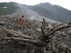 PEKING - Dedinu na juhozápade Číny, kde po víkendovom mohutnom zosuve pôdy pokračuje pátranie po takmer 100 nezvestných, dnes postihol ďalší zosuv. Ďalšie prírodné nešťastie: Dedinu na juhozápade Číny zasiahol nový zosuv pôdy