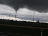 BRATISLAVA - Horúce letné počasie nás v posledných dňoch opustilo. Slováci už niekoľko dní bojujú s vetrom a dažďom. Prírodný úkaz pripomínajúci tornádo sa podarilo zachytiť na východe Slovenska. Ďalšia predpoveď meteorológov nepoteší milovníkov slnečných lúčov a vysokých teplôt. Košičania v úžase z vyčíňania prírody: FOTO Nevídaný úkaz pripomenul tornádo!