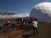HAVAJ - Šesť odvážlivcov, ktorí žili v geodetickej kupole na odľahlom kopci na Havaji, osem mesiacov kvôli experimentu NASA predstieralo, že sú astronauti na Marse. Ich izolácia mala napomôcť získať poznatky o tom, ako reaguje na odlúčenie ľudská psychika. NASA sa takto chcela dozvedieť, aké typy ľudí by bolo vhodné vyslať počas misie na Mars. Dobrovoľníci tvrdia, že návrat do reality bol veľmi zaujímavý. FOTO Dobrovoľníci odišli po 8 mesiacoch z izolácie