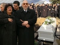 Pred spustením rakvy do hrobu sa na utrápených rodičov Petra Končeka usmialo slnko. Pred spustením rakvy do hrobu sa na utrápených rodičov Petra Končeka usmialo slnko.