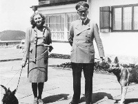 Eva Braunová a Adolf Hitler na Berghofe Eva Braunová a Adolf Hitler na Berghofe