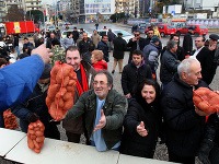 Gréci dostávajú pomoc vo forme potravín Gréci dostávajú pomoc vo forme potravín