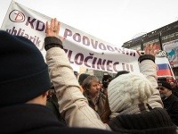 Transparent proti KDH vyvolal vášne Transparent proti KDH vyvolal vášne