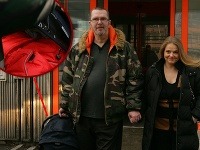 Richard Müller a Vanda Wolfová pri odchode z Kramárov. Markusa mali zababušeného v autosedačke. Richard Müller a Vanda Wolfová pri odchode z Kramárov. Markusa mali zababušeného v autosedačke.