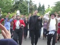 Isaac požiadal svoju lásku o ruku veľmi originálne Isaac požiadal svoju lásku o ruku veľmi originálne