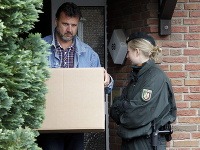 Policajt opúšťa dom, v ktorom žil vodca ultrakonzervatívnej islamskej skupiny Salafist. Policajt opúšťa dom, v ktorom žil vodca ultrakonzervatívnej islamskej skupiny Salafist.