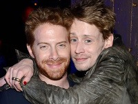 Macaulay Culkin sa s namaľovanými nechtami lepí na Setha Greena. Macaulay Culkin sa s namaľovanými nechtami lepí na Setha Greena.