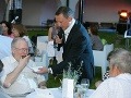 Manželia Traubnerovci na akcii nechýbali. Profesor dostal na ochutnávku aj jednu z pripravovaných špecialít priamo od kuchára. Manželia Traubnerovci na akcii nechýbali. Profesor dostal na ochutnávku aj jednu z pripravovaných špecialít priamo od kuchára.
