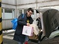 Prvý vyšiel z nemocnice manažér s vecami pre bábätko. 