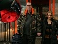 Richard Müller a Vanda Wolfová pri odchode z Kramárov. Markusa mali zababušeného v autosedačke.