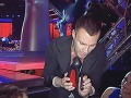 Leoš Mareš porovnáva výšku podpätku so svojím mobilným telefónom.