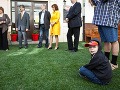 S primátorom v rámci otvorenia trávnik symbolicky poliali vodou z Dunaja. Bratislavčania si ho budú môcť užívať dva dni, potom zrejme skončí v komposte.
