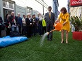 Akcia vznikla v spolupráci s bratislavským magistrátom a mestskou časťou Staré Mesto. "Toto môže byť jeden sympatický a provokujúci krok na to, aby sme diskutovali, ako do mesta priniesť viac zelených plôch," povedal dnes primátor Milan Ftáčnik na slávnostnom otvorení takzvanej živej ulice.