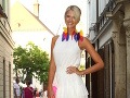 Moderátorka Mária Zelinová z Fashion TV zvolila farebné náušnice z pierok. Moderátorka Mária Zelinová z Fashion TV zvolila farebné náušnice z pierok.