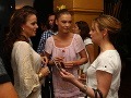Dámy si spoločne poklebetili. Zľava: Karin Haydu, Elena Podzámska a kamarátka. Dámy si spoločne poklebetili. Zľava: Karin Haydu, Elena Podzámska a kamarátka.