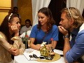 Pri stole sa Nela Pocisková a Ján Ďurovčík rozprávali s Lenkou Šoóšovou. Pri stole sa Nela Pocisková a Ján Ďurovčík rozprávali s Lenkou Šoóšovou.