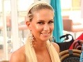 Na nový bar bola zvedavá aj playmate Andrea Járová. Tej nechýbal úsmev na tvári a ani hlboký výstrih. 