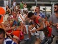 Na párty sa zišlo viacero súťažiacich z Farmy. Lucia Frčková priviedla aj mamu Janu a deti. 