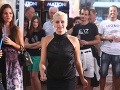 Súťažiaca Anna Pitnerová odhalia nohy v krátkych minišatách. 