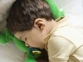 Mamička s Adriankom (3) si ľahli spať: Hrôza v Nových Zámkoch, chlapček spadol z balkóna