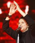 Dave Gahan roztlieskava publikum.