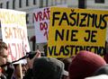 Pred prezidentským palácom sa zišli stovky ľudí
