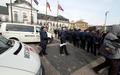Pred prezidentským palácom sa zišli stovky ľudí