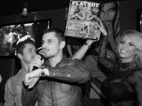 Moderátor Dodo Kurilák a krásna playmate Lela Céterová vyzerali pri krste Movembrového Playboyu ako zohratá dvojica Moderátor Dodo Kurilák a krásna playmate Lela Céterová vyzerali pri krste Movembrového Playboyu ako zohratá dvojica