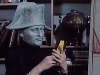 Počas nakrúcania týchto scén mal Jan Hrušínský masku Napoleona prilepenú na hlave. Ťažkosti s dýchaním zosilnil aj zápach farieb. 