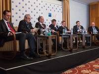 Prezidentskí kandidáti počas debaty Prezidentskí kandidáti počas debaty