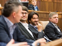 Robert Fico, Robert Kaliňák, Marek Maďarič a Ján Počiatek (sprava) Robert Fico, Robert Kaliňák, Marek Maďarič a Ján Počiatek (sprava)