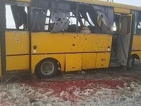 Na Ukrajine vybuchol autobus, zasiahol ho granát. Na Ukrajine vybuchol autobus, zasiahol ho granát.