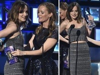 Dakota Johnson sa pri preberaní ceny zapotila. Stačila chvíľka nepozornosti a holé prsia jej takmer vybehli zo šiat. Dakota Johnson sa pri preberaní ceny zapotila. Stačila chvíľka nepozornosti a holé prsia jej takmer vybehli zo šiat.