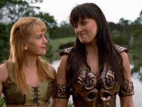 Xena a Gabriela mali k sebe vždy blízko. V nových častiach vyjde najavo prečo - sú milenkami. Xena a Gabriela mali k sebe vždy blízko. V nových častiach vyjde najavo prečo - sú milenkami.