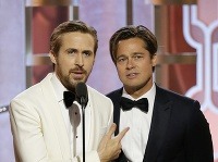 Tridsiatnik Ryan Gosling a pätdesiatnik Brad Pitt vyzerajú ako rovesníci. Tridsiatnik Ryan Gosling a pätdesiatnik Brad Pitt vyzerajú ako rovesníci.