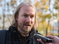 Vladimír Crmoman dvíha zástavu učiteľov. Vladimír Crmoman dvíha zástavu učiteľov.