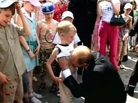 Putin bozkáva brucho malého chlapca. Putin bozkáva brucho malého chlapca.