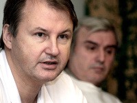 Vladimír Cingel, ktorý úspešne oddelil siamské dvojičky Marka a Miška, zomrel. Vladimír Cingel, ktorý úspešne oddelil siamské dvojičky Marka a Miška, zomrel.