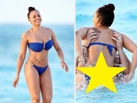 Mel B počas šantenia vo vode otrčila paparazzom holú riťku. Mel B počas šantenia vo vode otrčila paparazzom holú riťku.