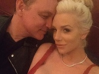 Courtney Stodden má melóny, Doug Hutchison milióny a obaja sa veľmi milujú. Courtney Stodden má melóny, Doug Hutchison milióny a obaja sa veľmi milujú.